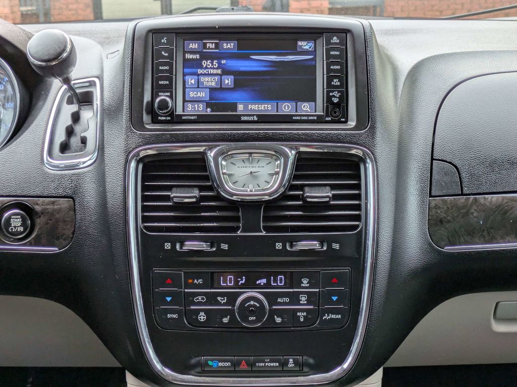 2013 Chrysler Town & Country Limited - Photo 18