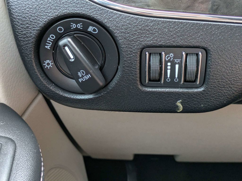 2013 Chrysler Town & Country Limited - Photo 27