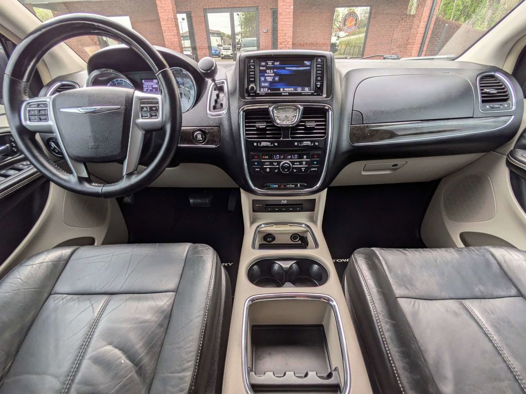 2013 Chrysler Town & Country Limited - Photo 15