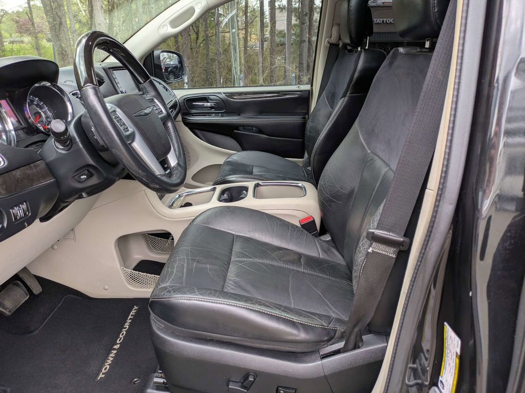 2013 Chrysler Town & Country Limited - Photo 20