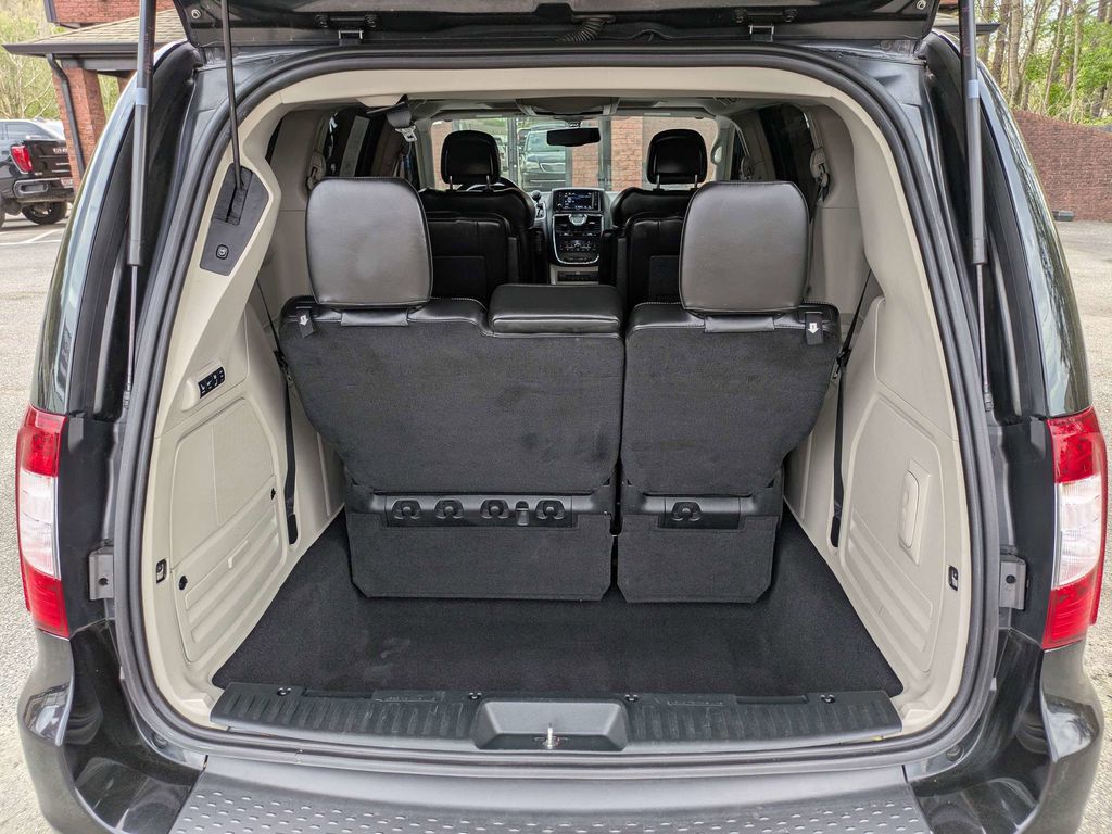 2013 Chrysler Town & Country Limited - Photo 6