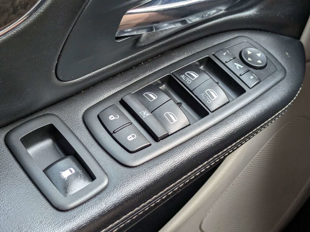 2013 Chrysler Town & Country Limited - Photo 26