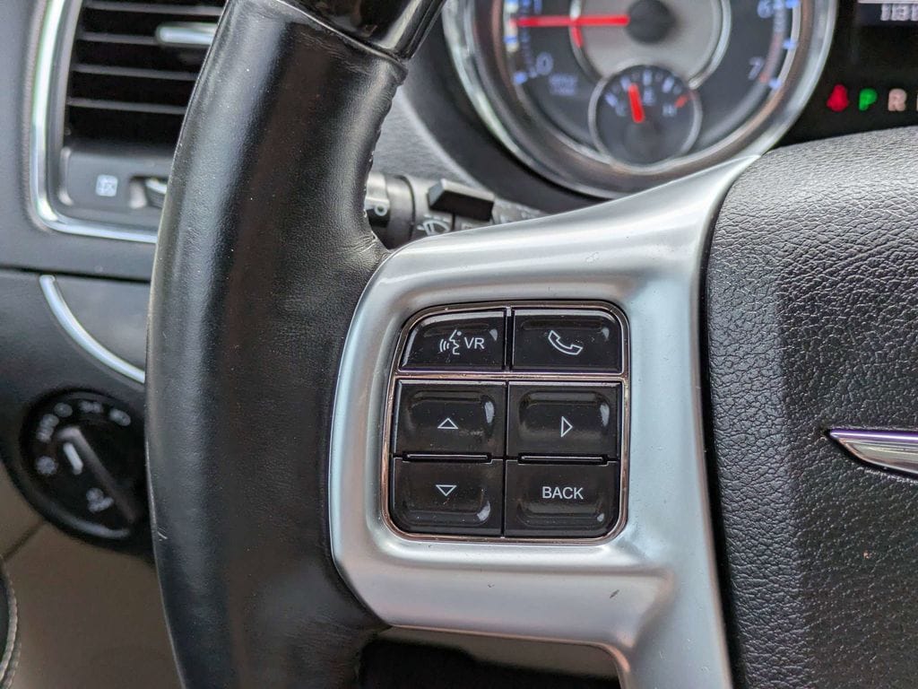 2013 Chrysler Town & Country Limited - Photo 28