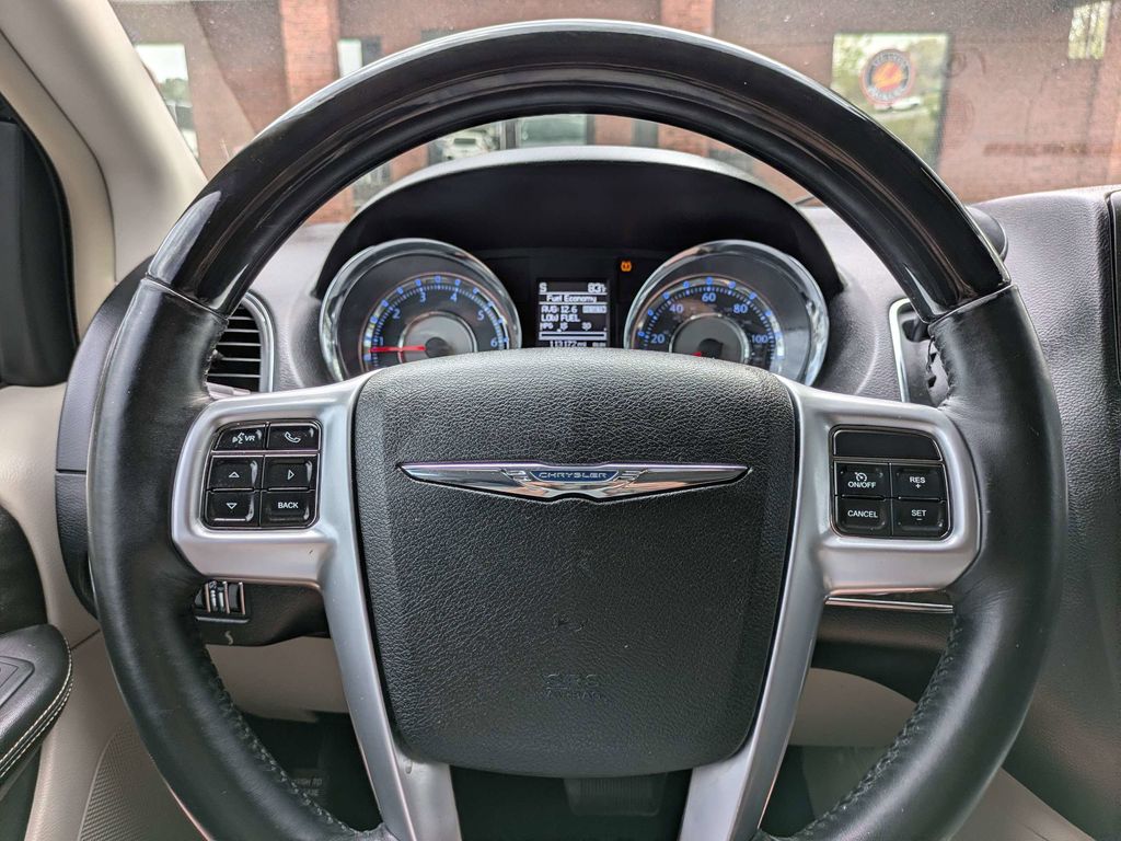 2013 Chrysler Town & Country Limited - Photo 30