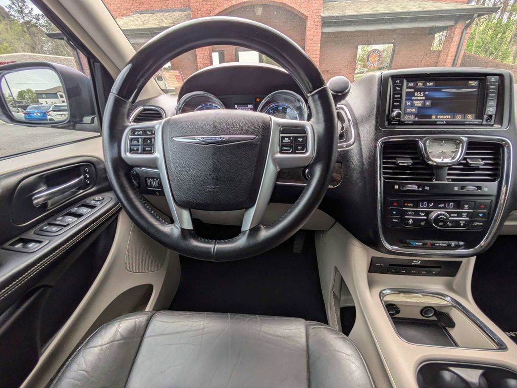 2013 Chrysler Town & Country Limited - Photo 16