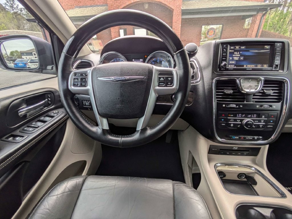 2013 Chrysler Town & Country Limited - Photo 16