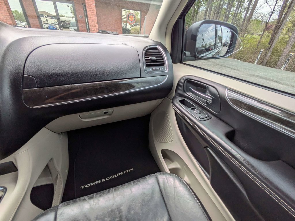 2013 Chrysler Town & Country Limited - Photo 17