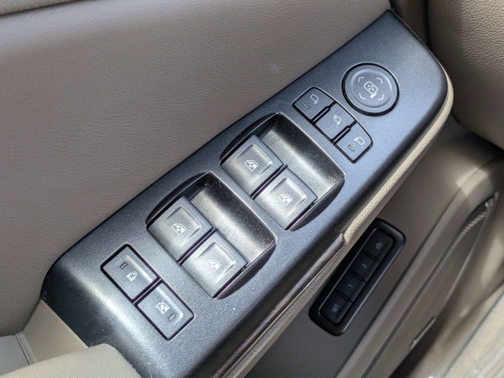 2019 GMC Yukon XL SLT - Photo 24