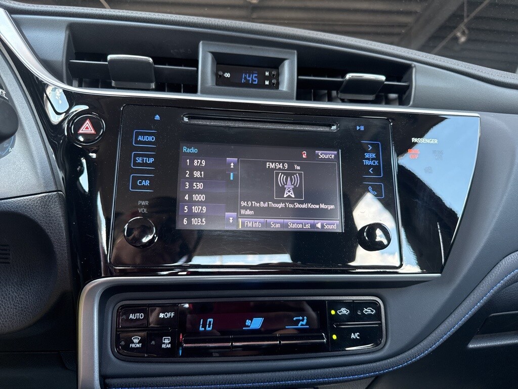 2017 Toyota Corolla SE photo 3