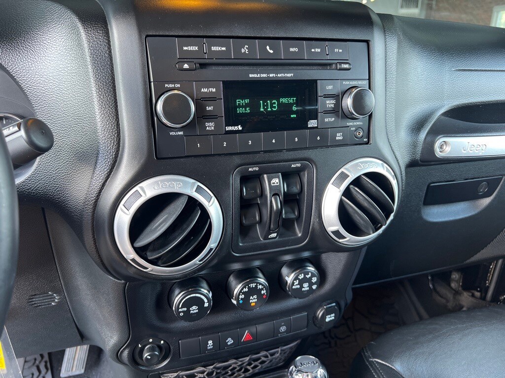 2014 Jeep Wrangler Unlimited Sahara photo 3