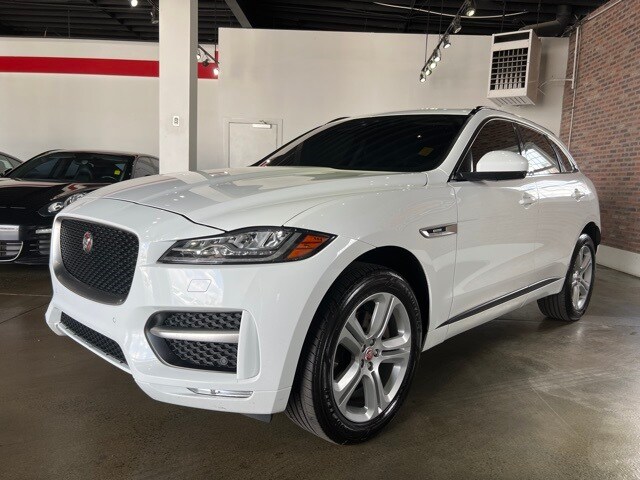 2017 Jaguar F-PACE R-Sport photo 3
