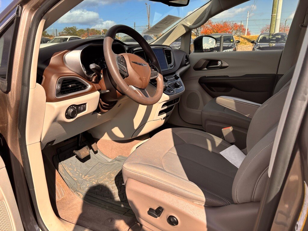 2017 Chrysler Pacifica Touring photo 3