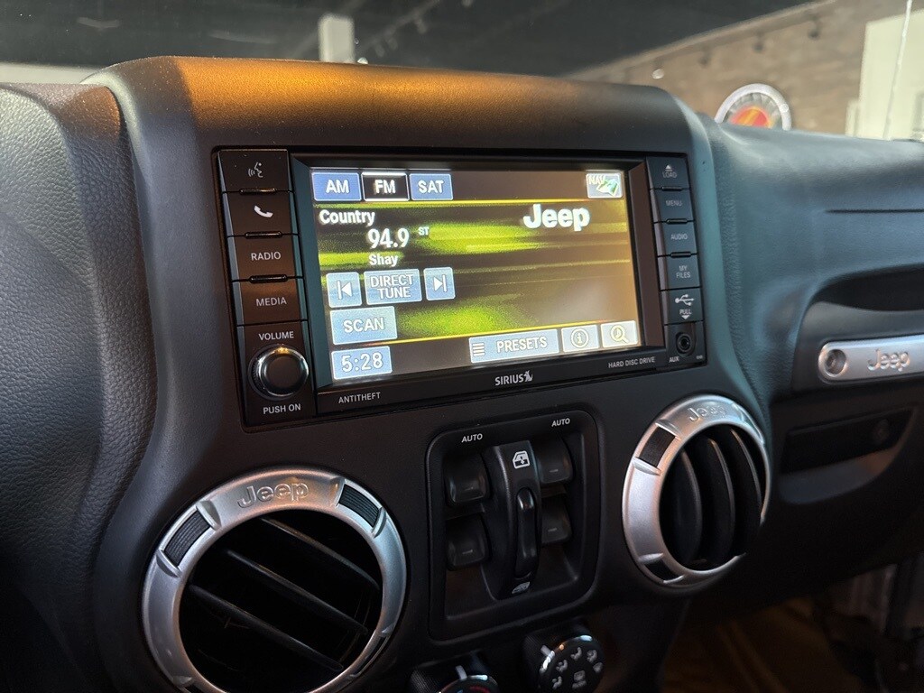 2015 Jeep Wrangler Unlimited Sahara photo 3