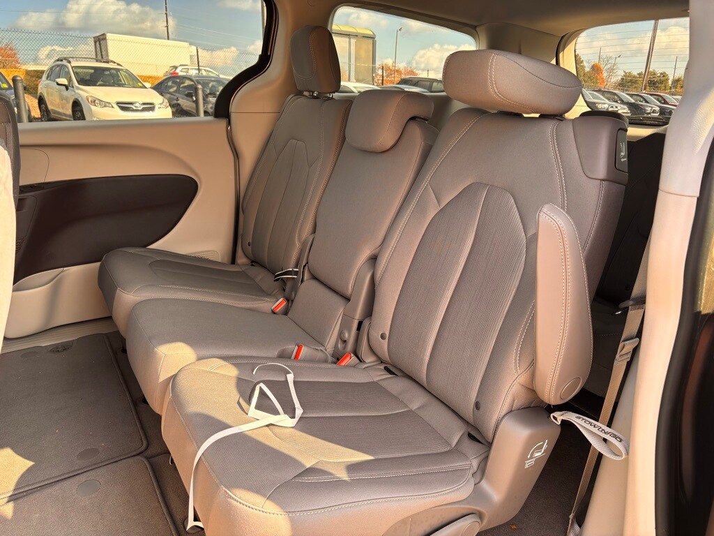 2017 Chrysler Pacifica Touring photo 4