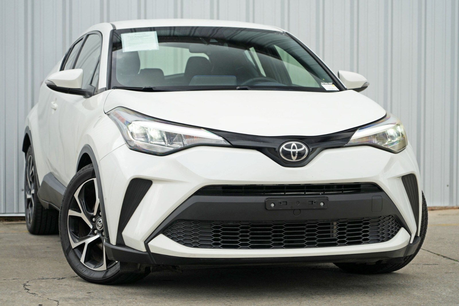 2020 Toyota C-HR XLE photo 2