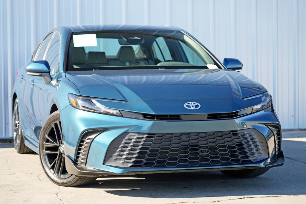 Used 2025 Toyota Camry SE w/ Convenience Package Sedan