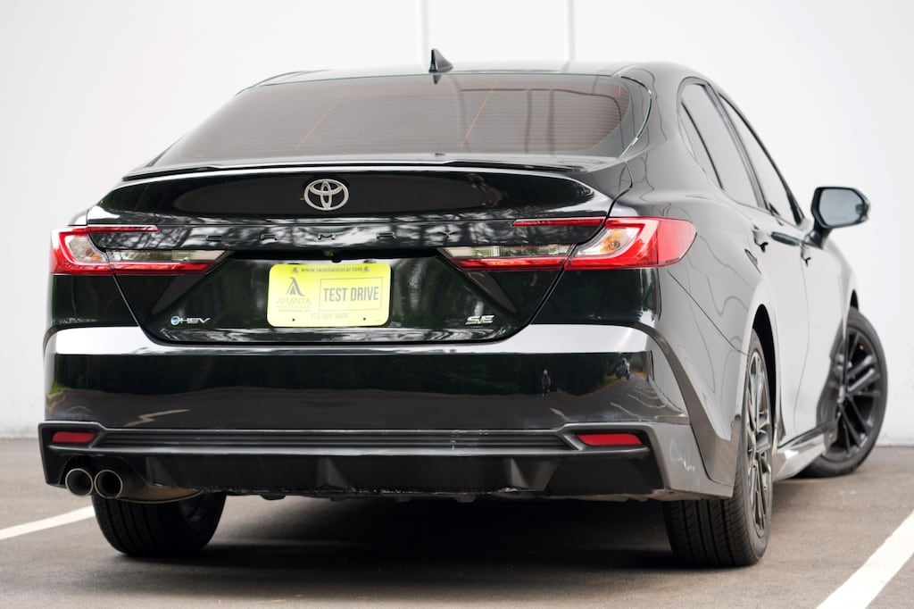 Used 2025 Toyota Camry SE w/ Convenience Package Sedan