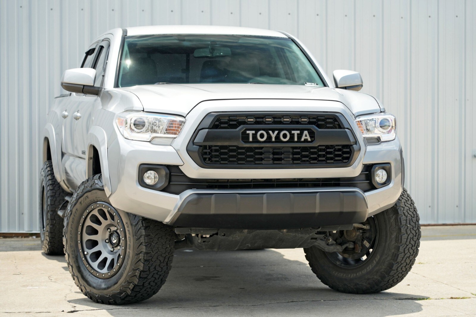 2016 Toyota Tacoma SR5 photo 2