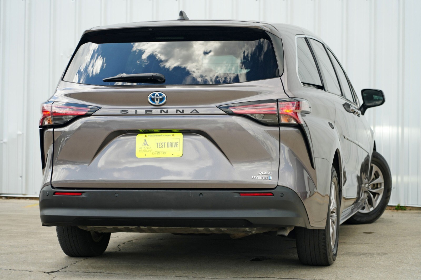 2021 Toyota Sienna XLE photo 2