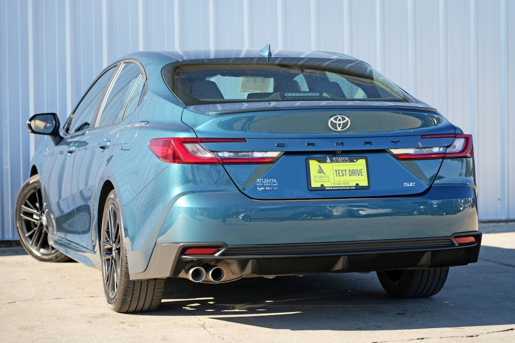 Used 2025 Toyota Camry SE w/ Convenience Package Sedan