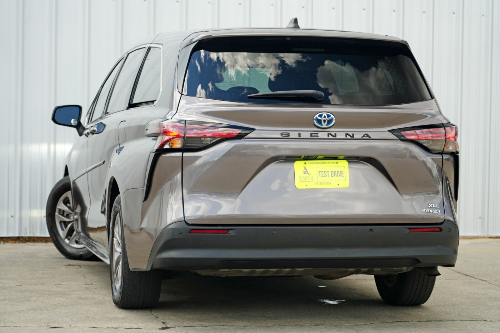 2021 Toyota Sienna XLE photo 3