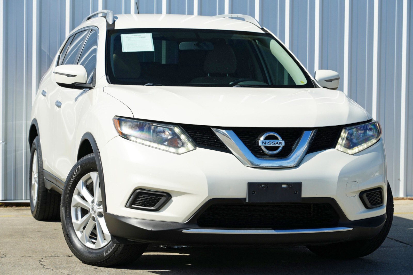 2016 Nissan Rogue SV photo 2