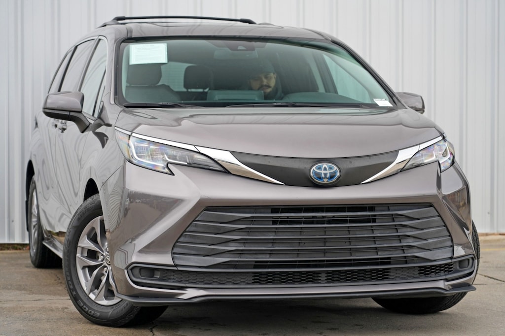 Used 2021 Toyota Sienna LE w/ Plus Package Van