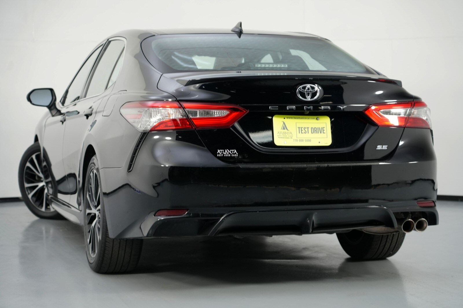 2019 Toyota Camry SE XLE photo 2