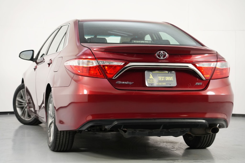 Used 2016 Toyota Camry SE Sedan