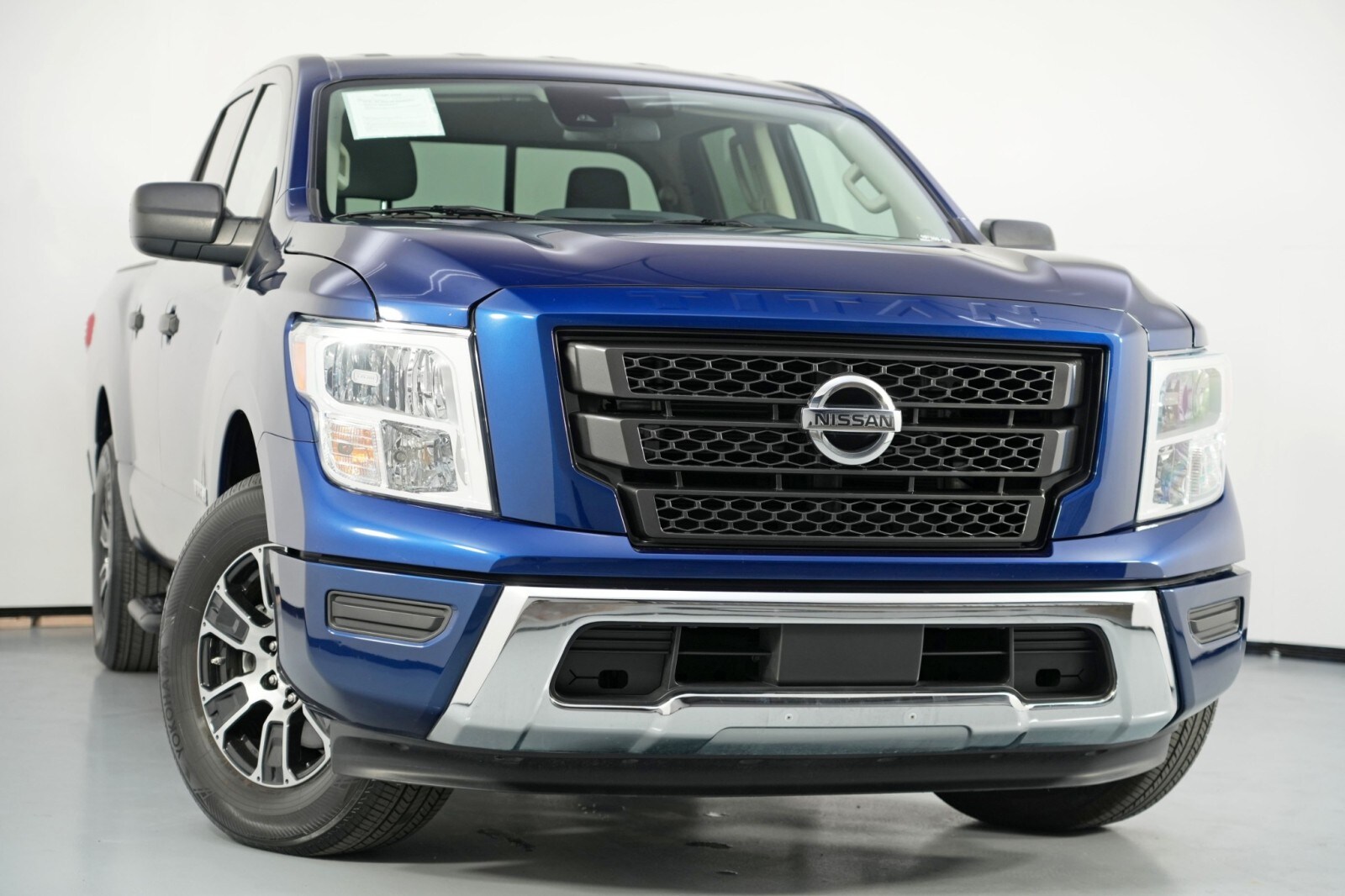 2022 Nissan Titan SV photo 2