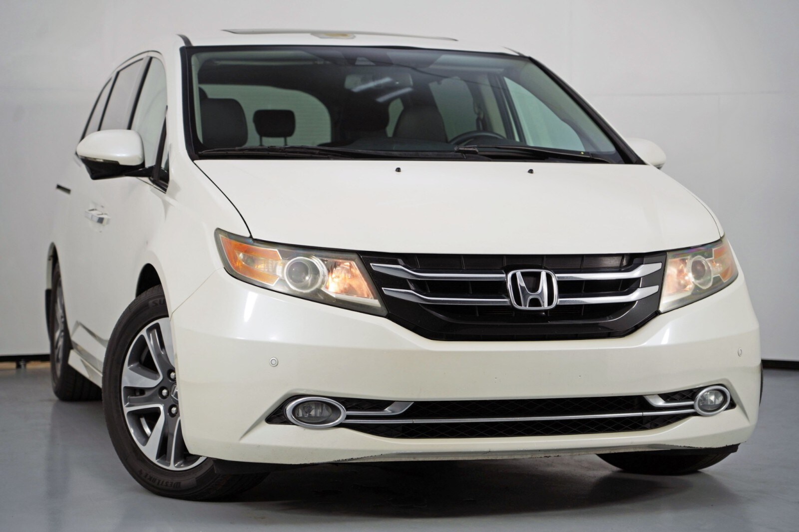 2016 Honda Odyssey Touring photo 2
