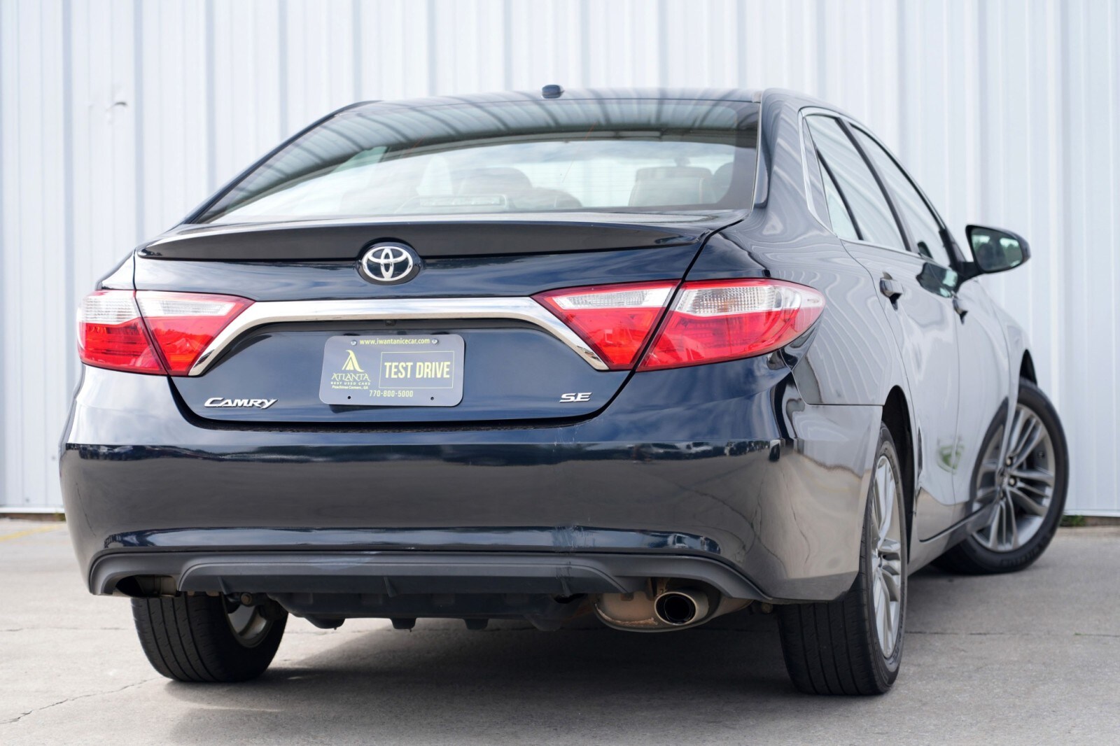 2017 Toyota Camry SE photo 3