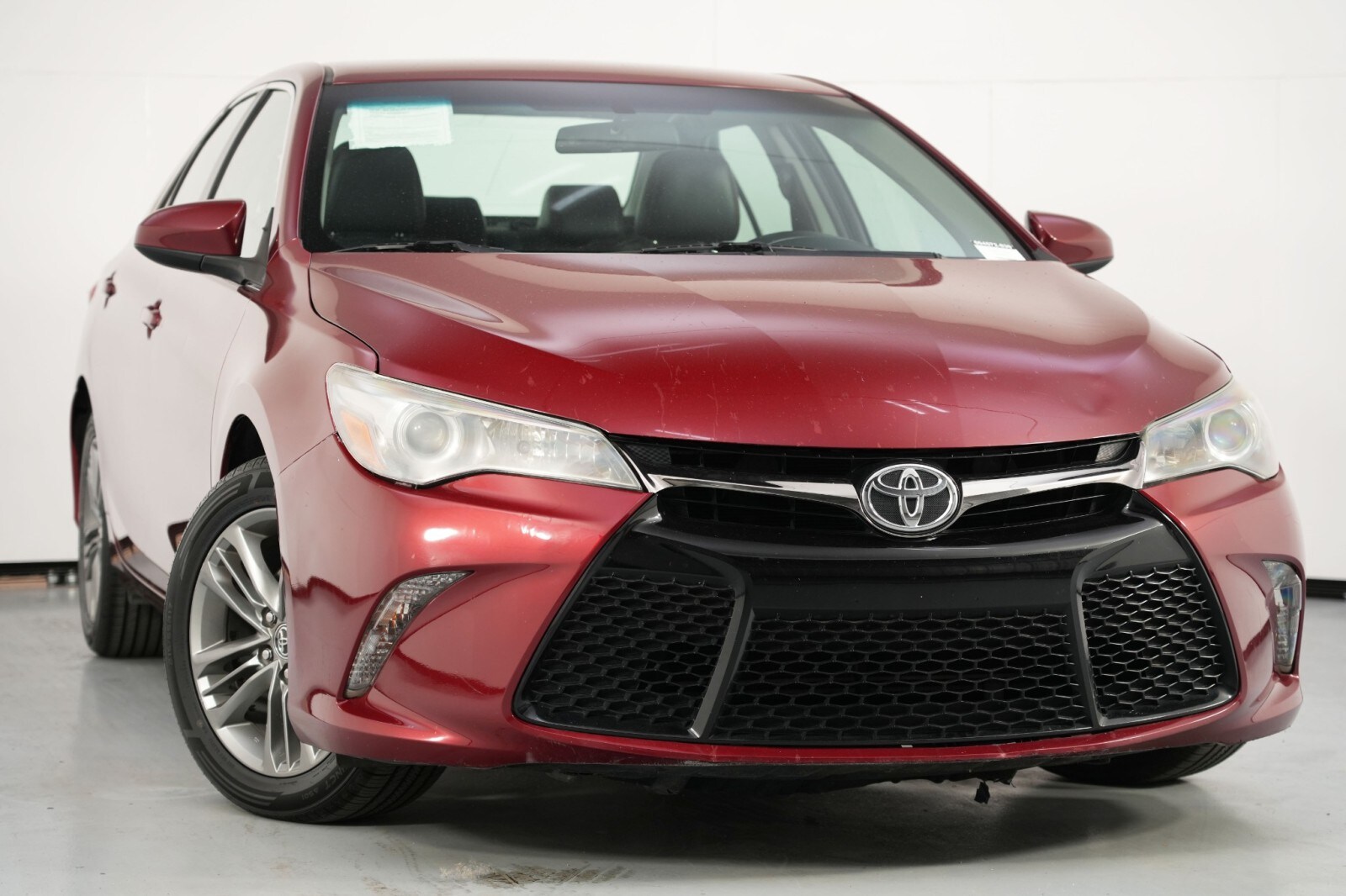 2016 Toyota Camry SE photo 2