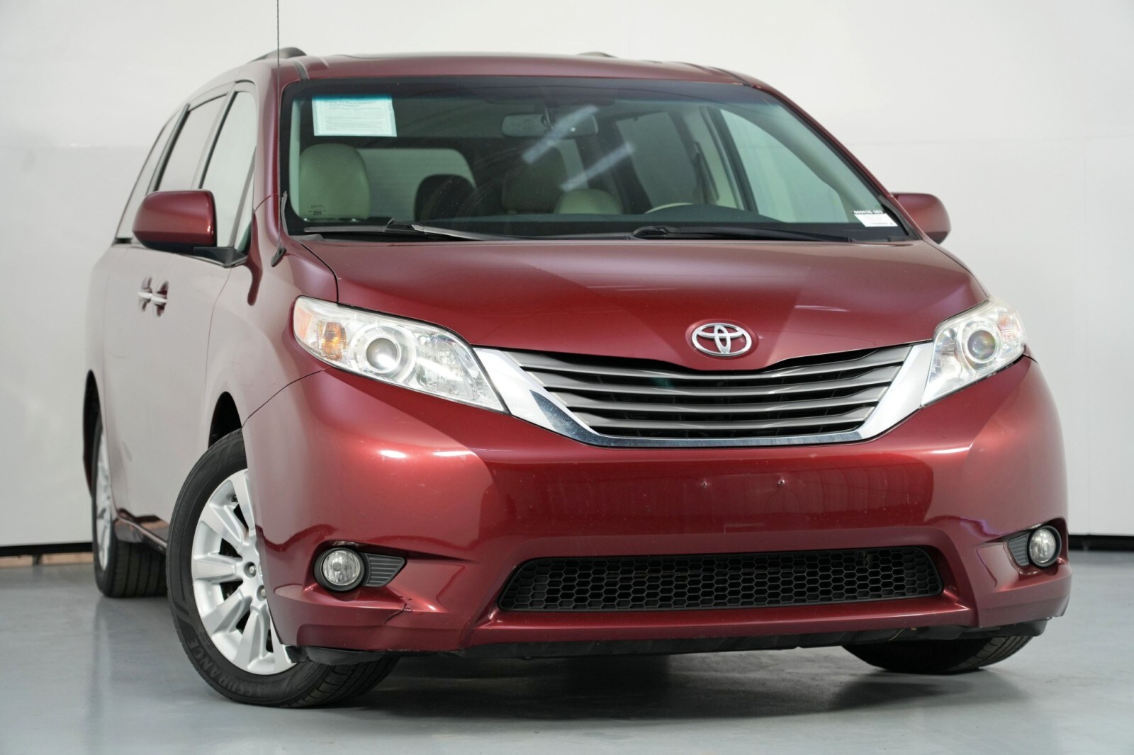 2013 Toyota Sienna XLE photo 2