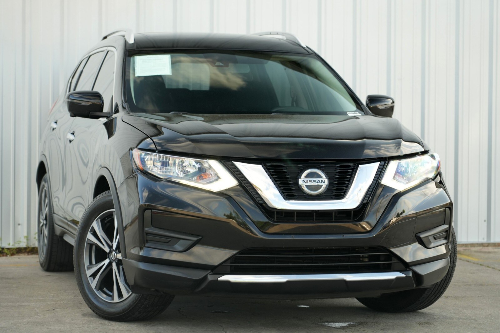 2019 Nissan Rogue SV photo 2