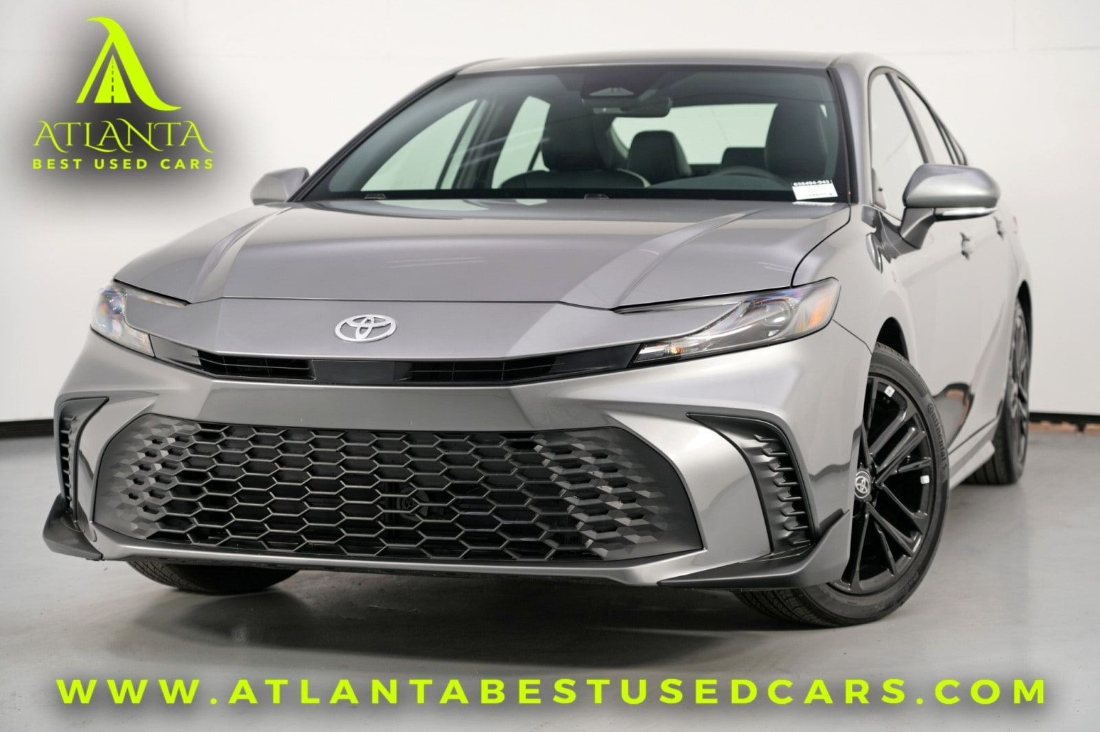 2025 Toyota Camry SE's photo