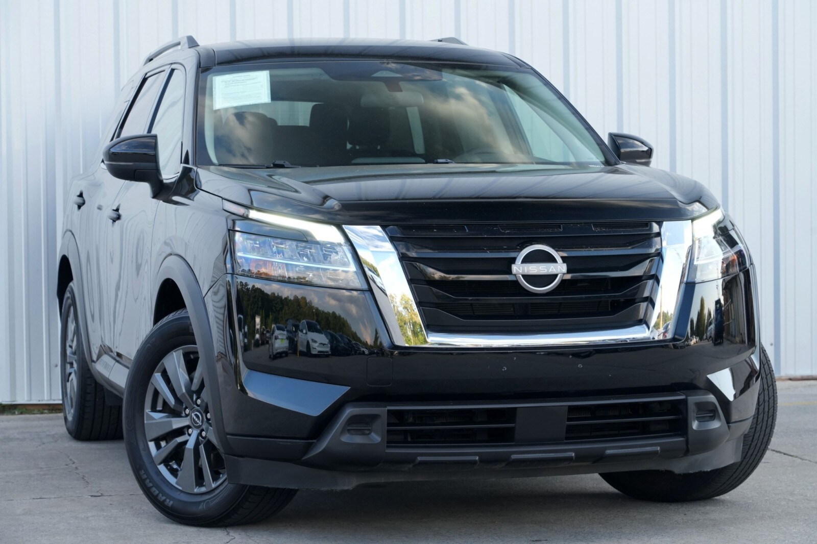 2022 Nissan Pathfinder SV photo 2