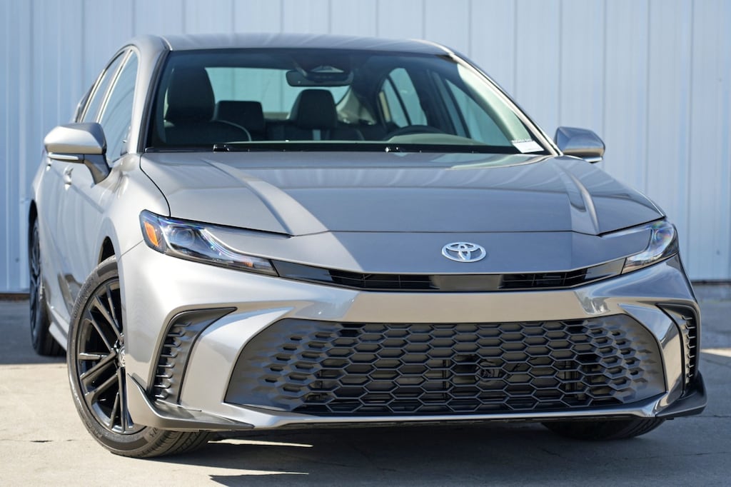 Used 2025 Toyota Camry SE w/ Convenience Package Sedan