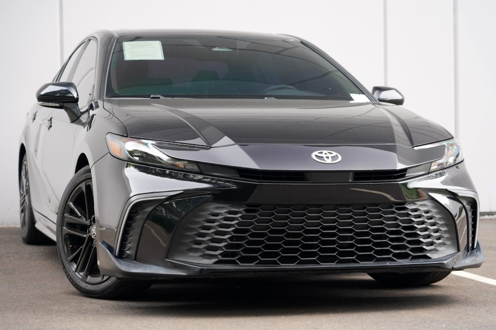 Used 2025 Toyota Camry SE w/ Convenience Package Sedan