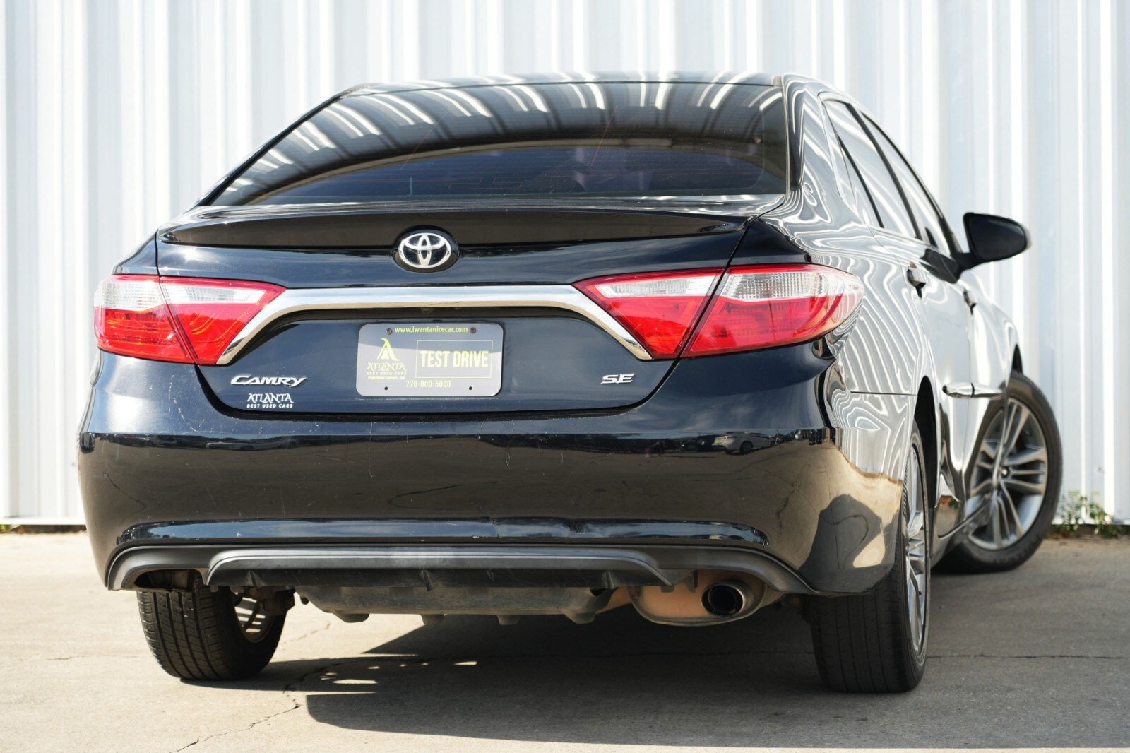 2016 Toyota Camry SE photo 2