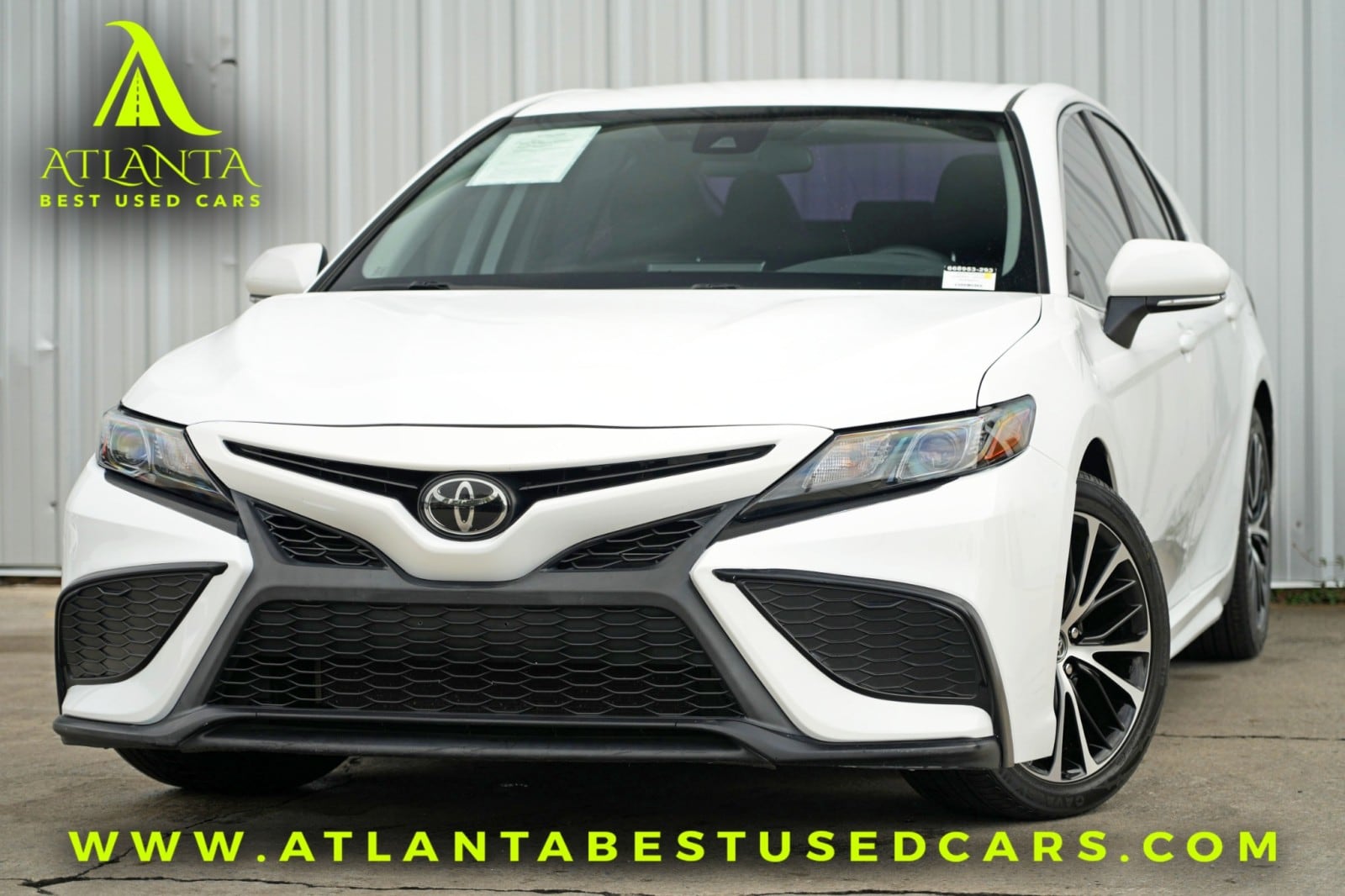 2022 Toyota Camry SE's photo