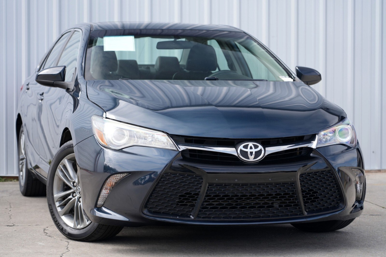2017 Toyota Camry SE photo 2