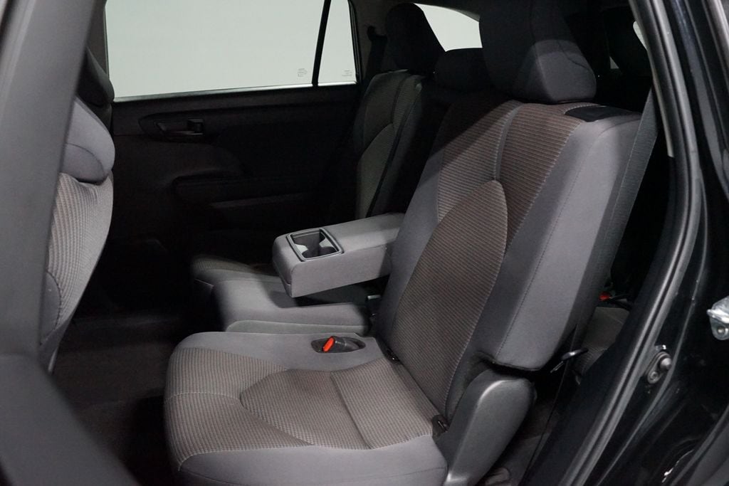 2024 Toyota Highlander LE - Photo 29