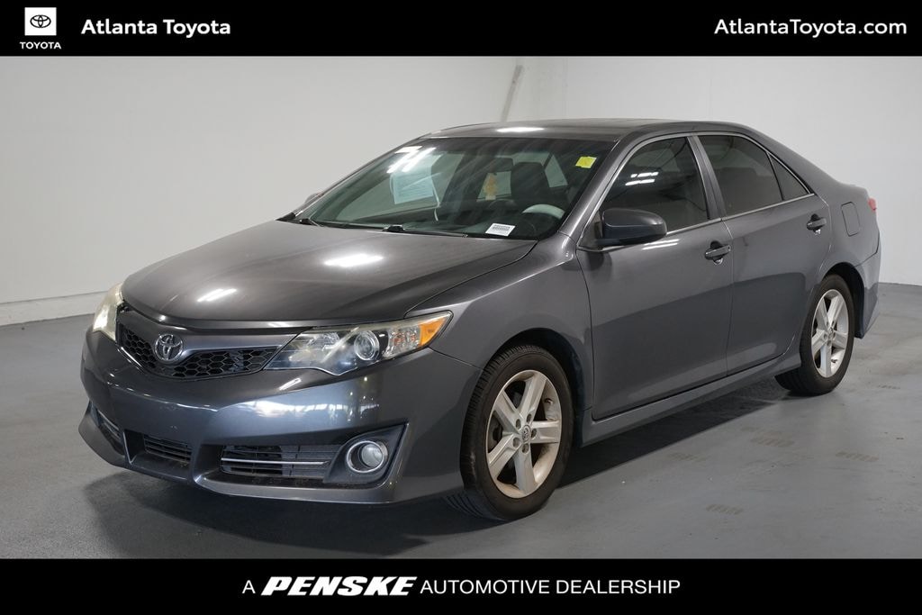 Used 2014 Toyota Camry SE Sedan