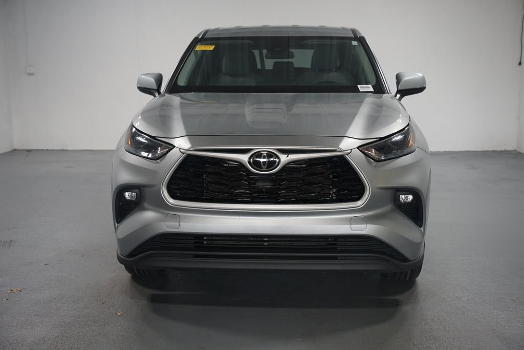 2023 Toyota Highlander LE photo 2