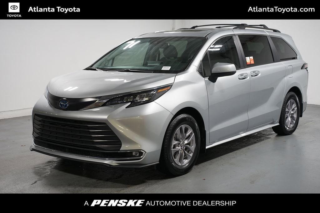 2024 Toyota Sienna XLE's photo