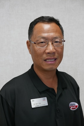 Staff member De Bin Zou from ID_cc37fda3b719