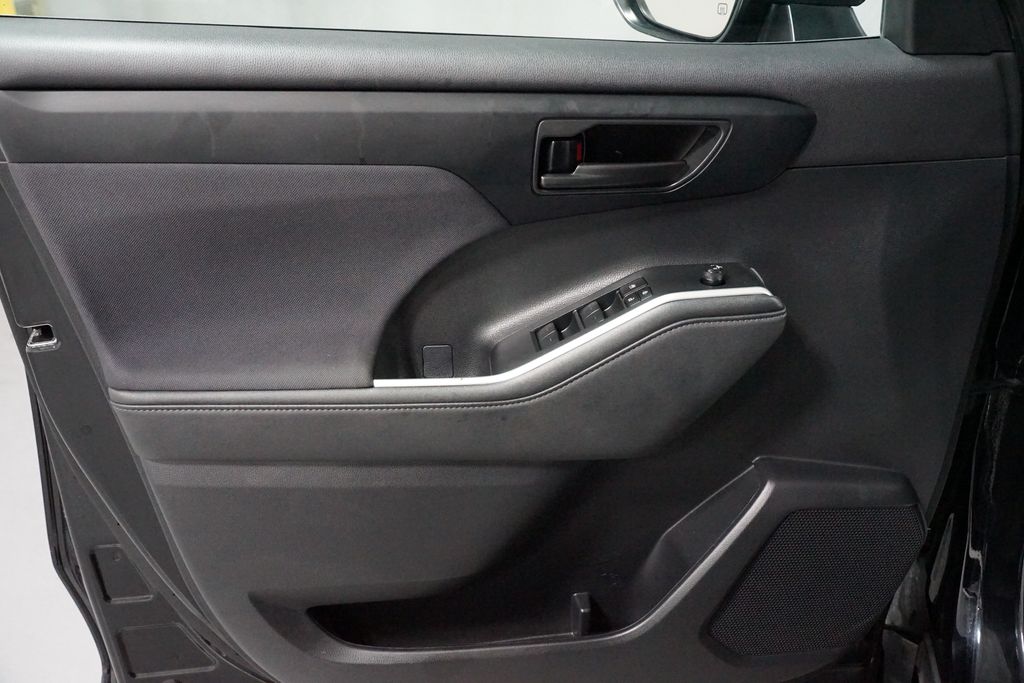 2024 Toyota Highlander LE - Photo 31