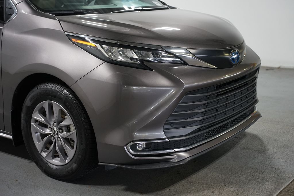 Used 2023 Toyota Sienna XLE Minivan/Van