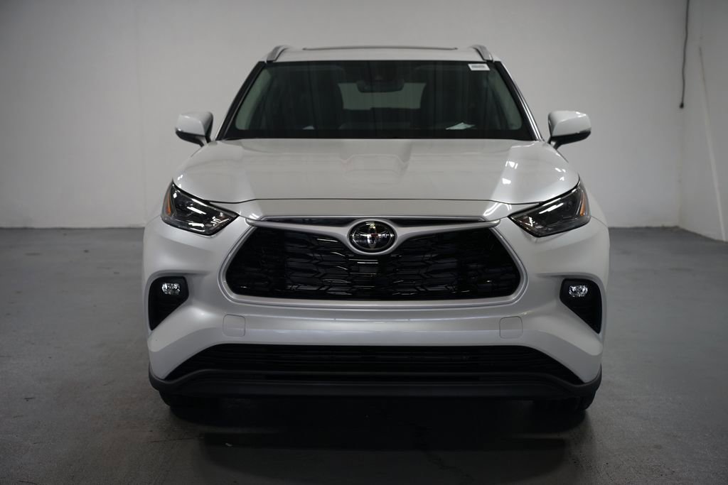 2025 Toyota Highlander XLE Limited photo 2